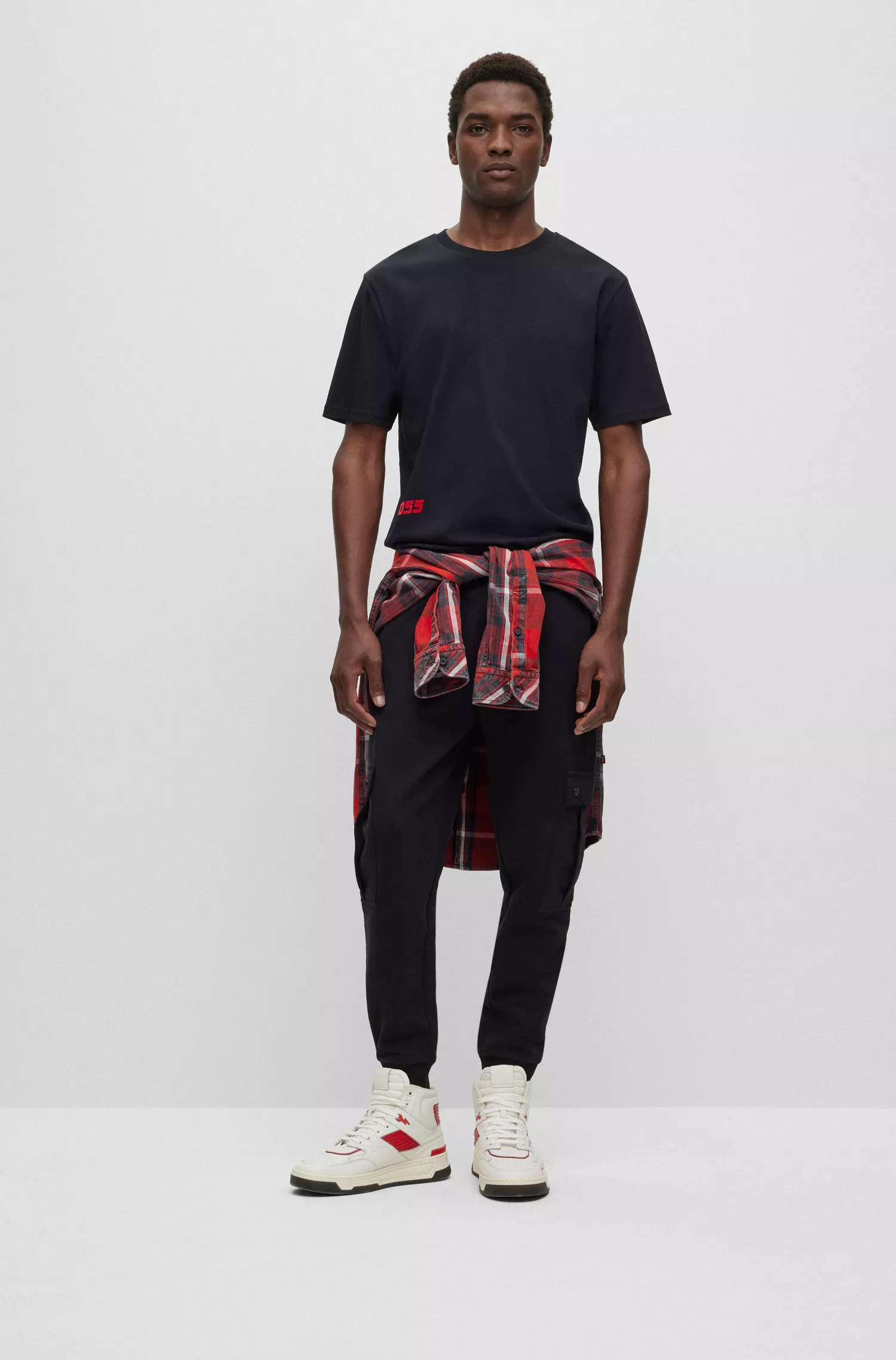 Calça de fato de treino BOSS laranja, corte descontraído e com bolsos cargo.