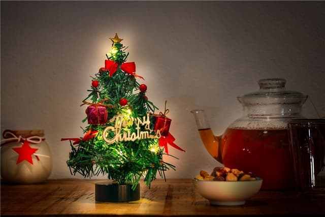 Goobay LED-mini-juletræ med juledekoration, 15 mikro-LED'er i varm hvid (2700 K) og 75 cm USB-kabel, højde ca. 22 cm