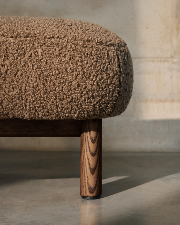 Kave Home Nema voetenbank walnoot/taupe