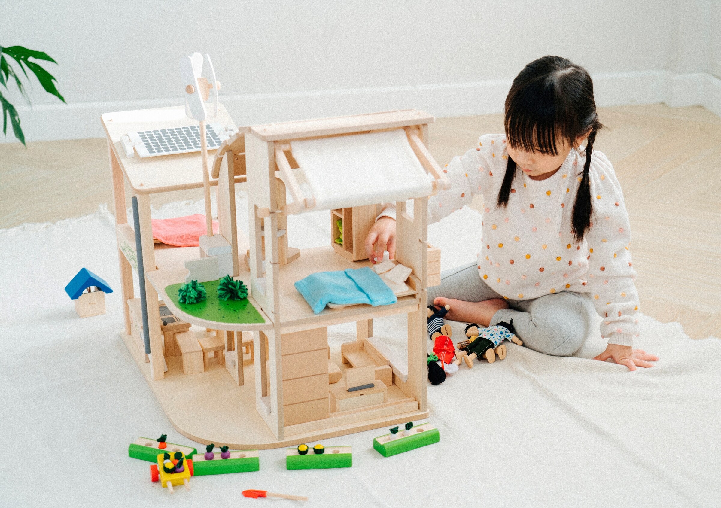 PlanToys Puppenhaus Öko möbliert