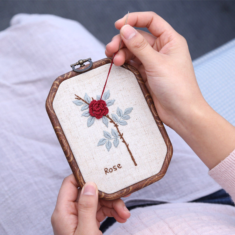 Embroidery Kingdom - DIY-pakket met bloemenborduurwerk