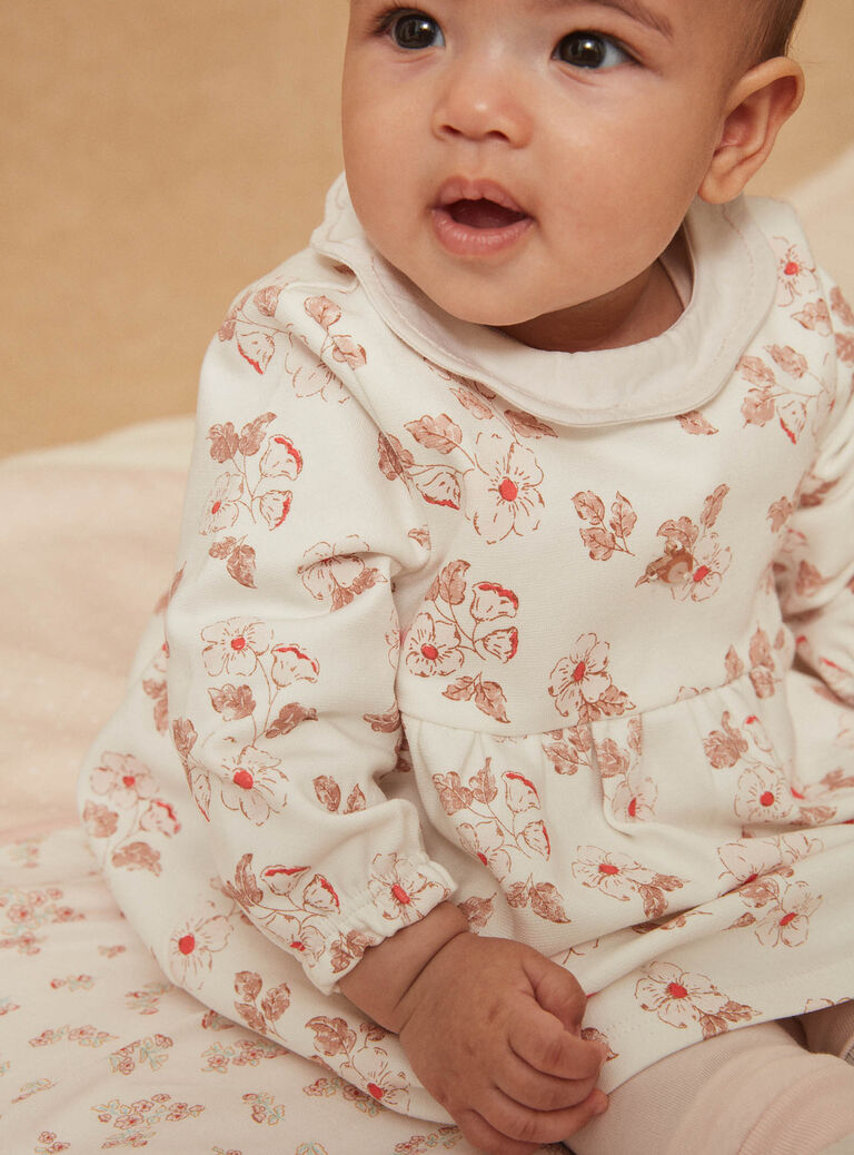 Robe écrue, legging rose pâle et chaussettes