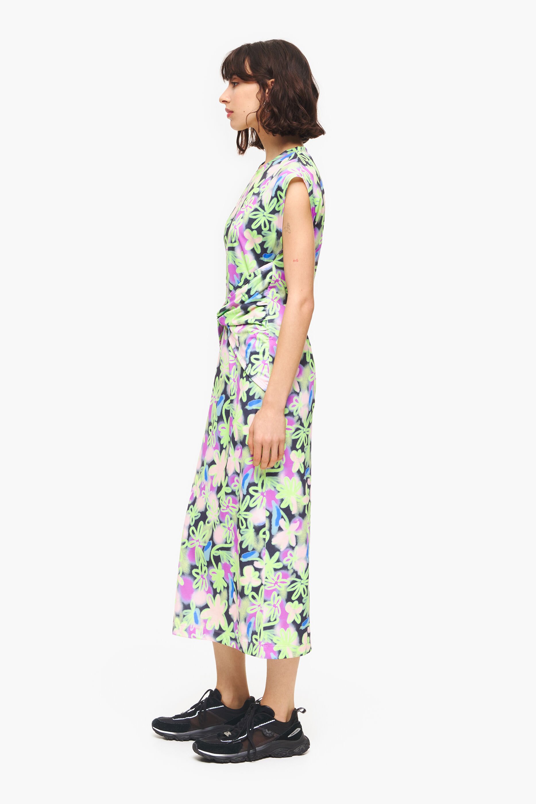 Vestido midi lilás com estampa de grafite e flores