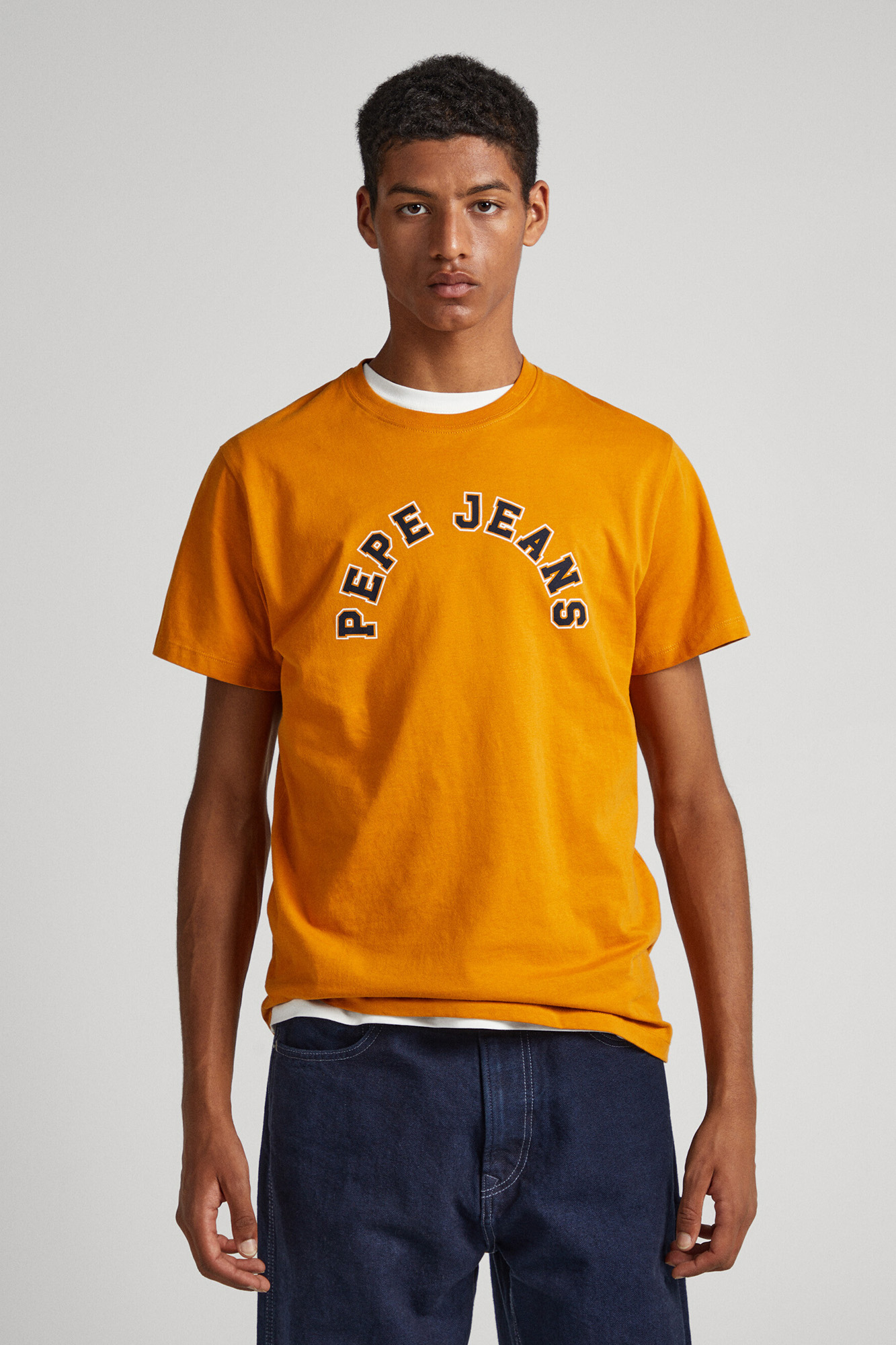 estampa de logotipo em camiseta