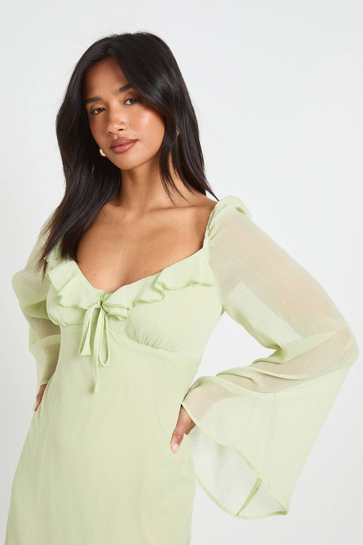 boohoo Robe Maxi En Mousseline À Volants Et Décolleté Plongeant Petite