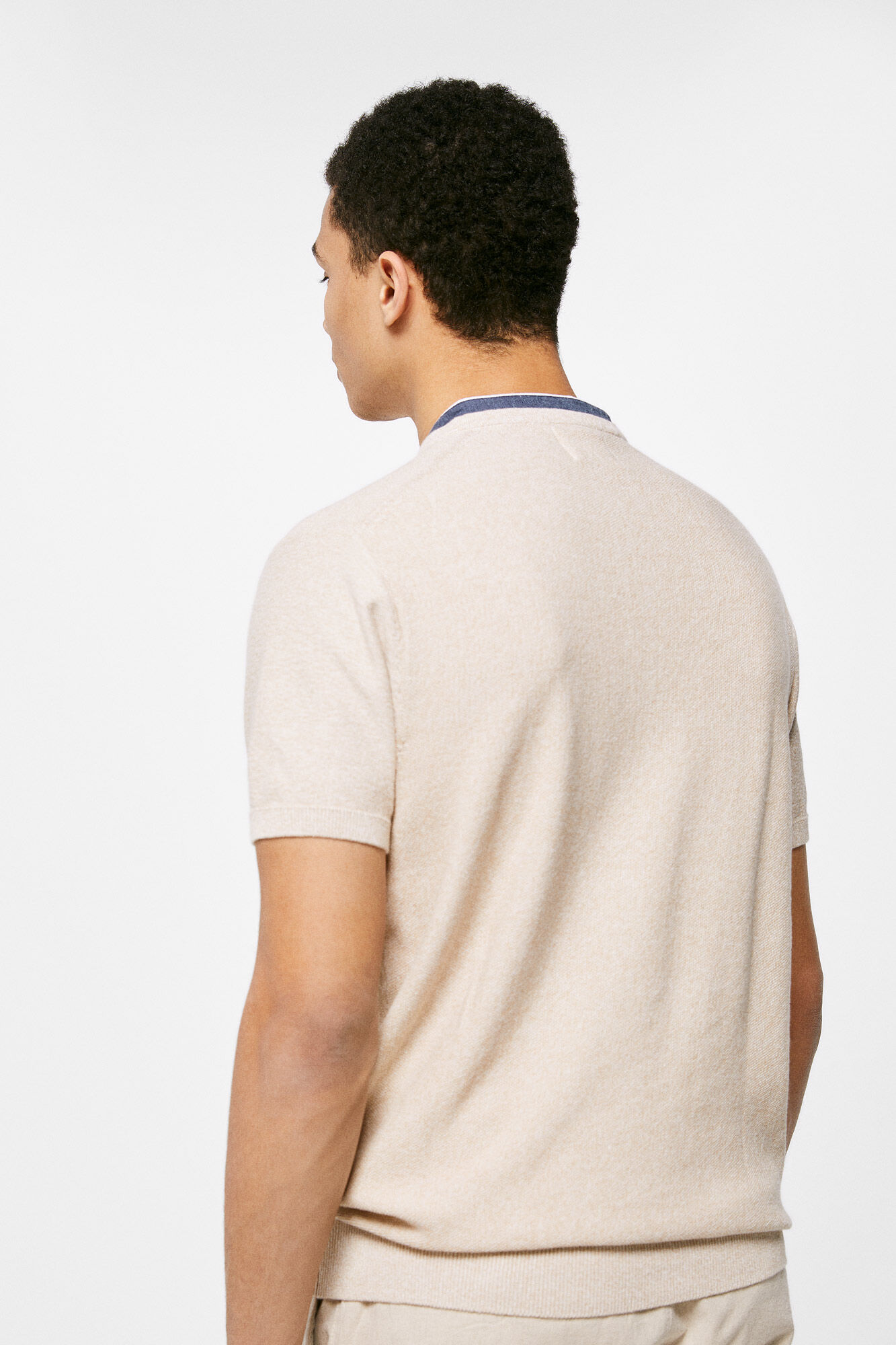 Camisa polo com gola mandarim - marrom