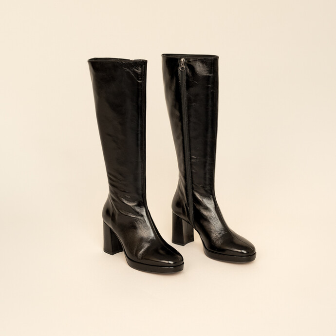 Bottes hautes à talons et plateformes  en cuir brillant noir