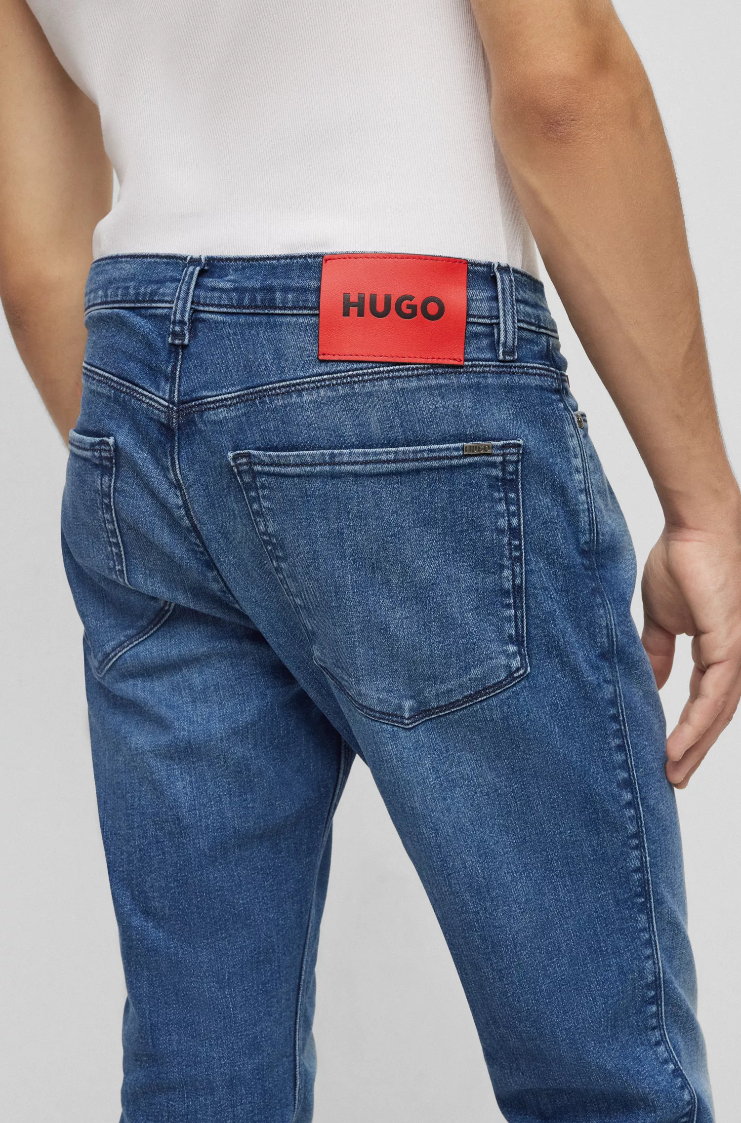 Calça jeans HUGO vermelha, extra slim fit, em denim azul com elasticidade confortável.
