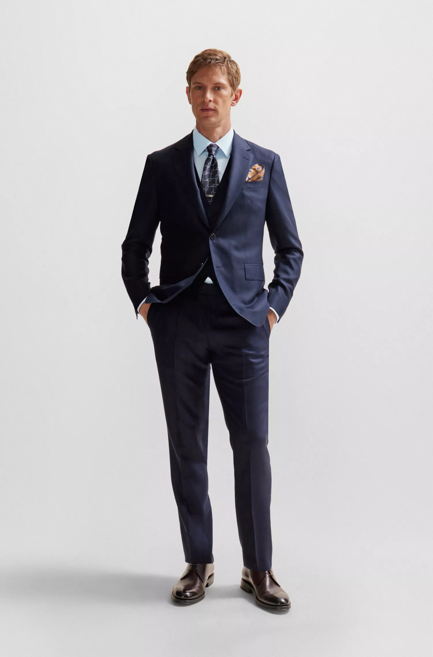Camisa BOSS cor camelo, corte slim, em popeline de algodão misto com elastano.