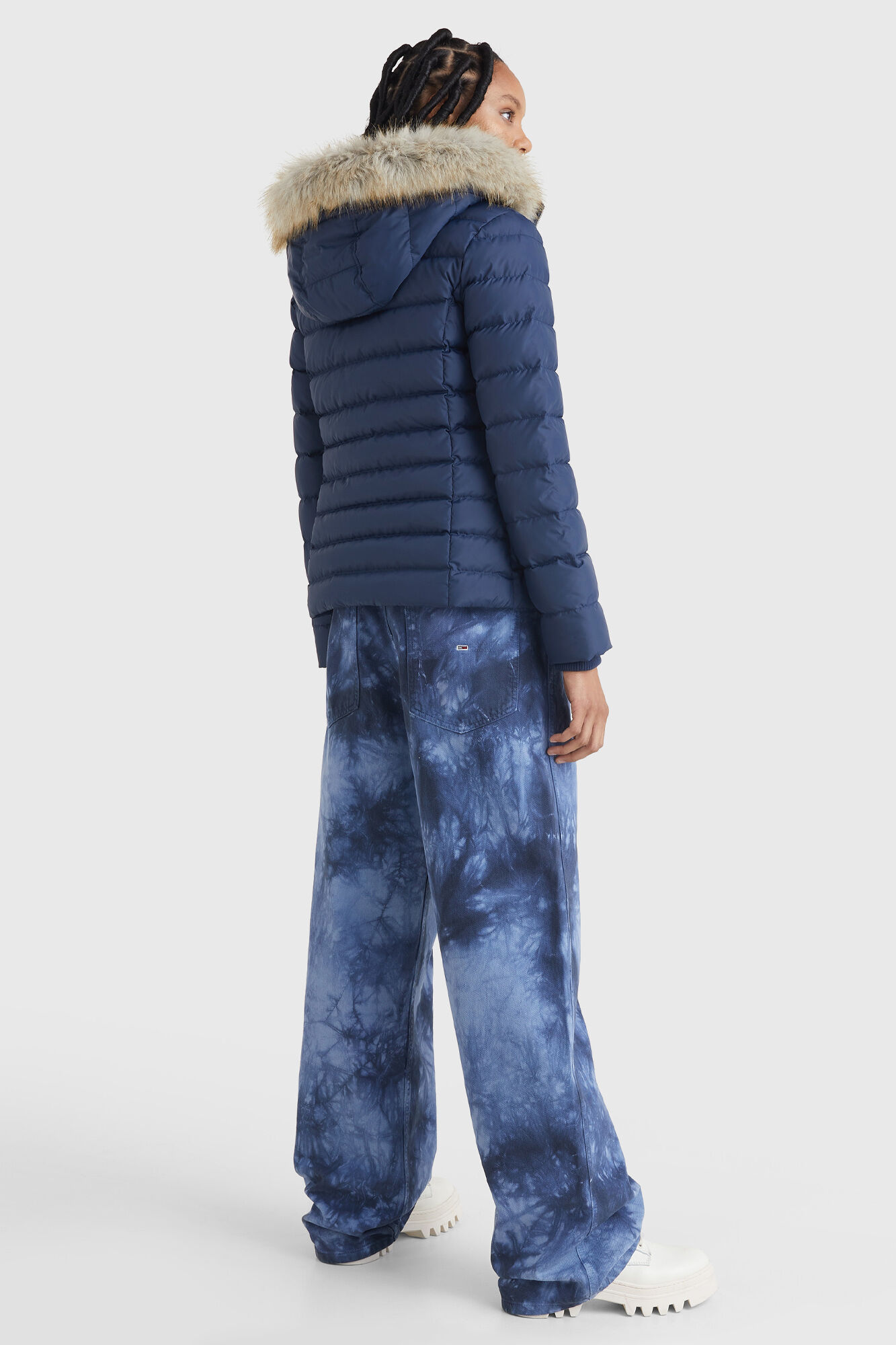 Jaqueta feminina Tommy Jeans com capuz e enchimento de plumas.