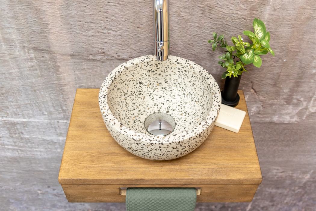 Saniclear Seba fonteinset met bruin eiken plank, zwart-witte terrazzo waskom en chromen kraan voor in het toilet