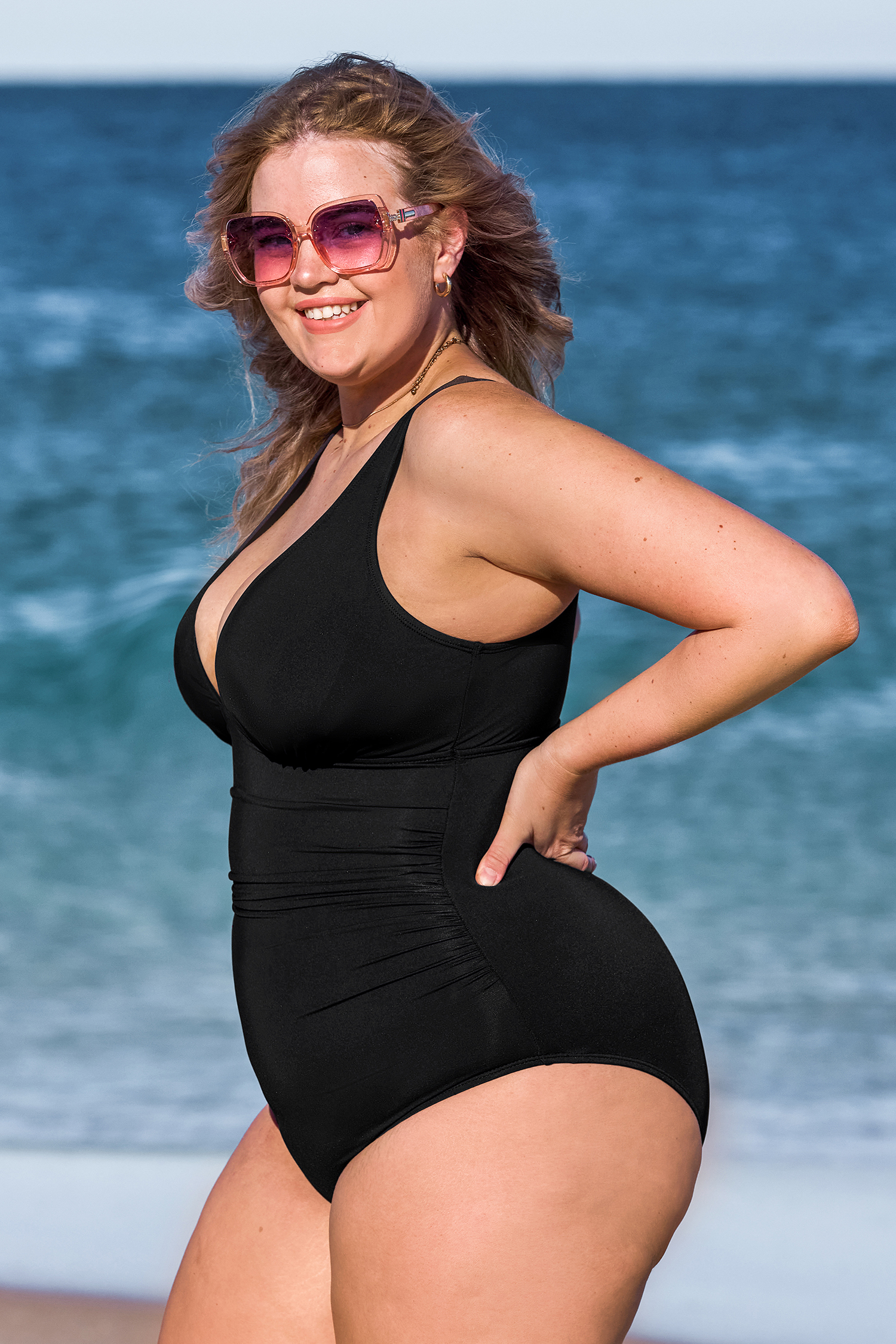 Maillot de bain une pièce à col plongeant moulant et sculptant