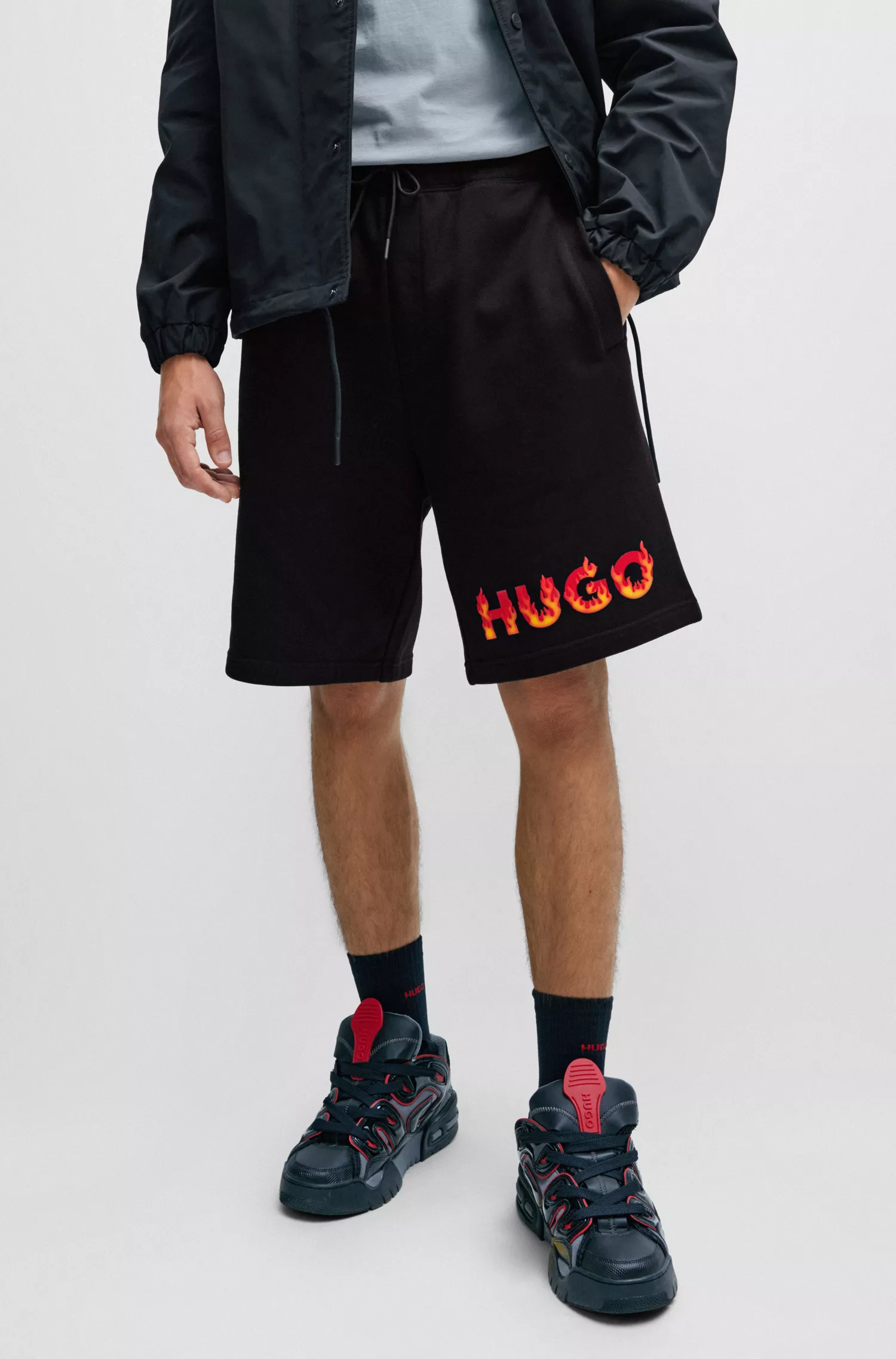 Calções HUGO em tecido atoalhado de algodão vermelho com logotipo de chama em relevo.