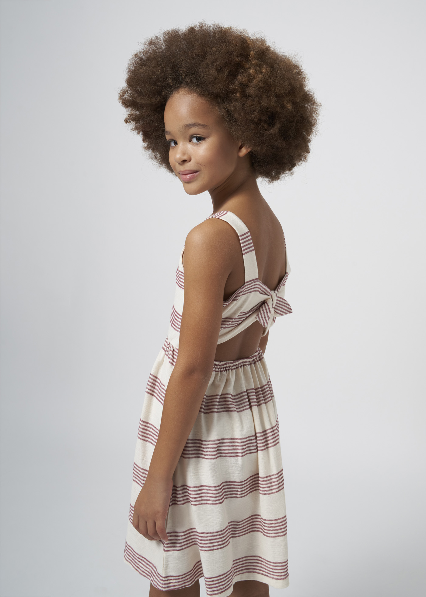 Vestido preto listrado em piqué para meninas