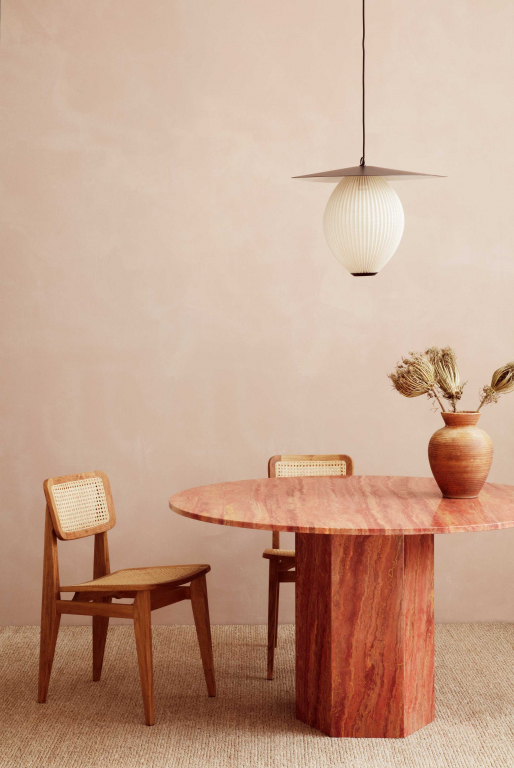 Gubi Epic eettafel Ø130 Neutral White Travertine