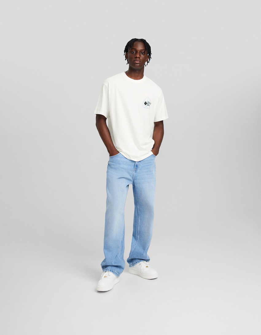 Camiseta de manga curta com estampa e modelagem quadrada