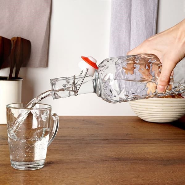 Vakker glassflaske med kork og klips for drinker