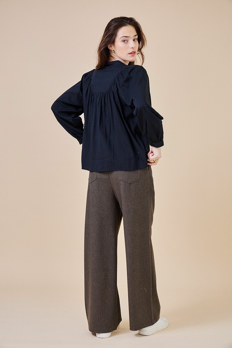 ATÉ BREVE<br>Blusa com gola mandarim e fechamento por botões