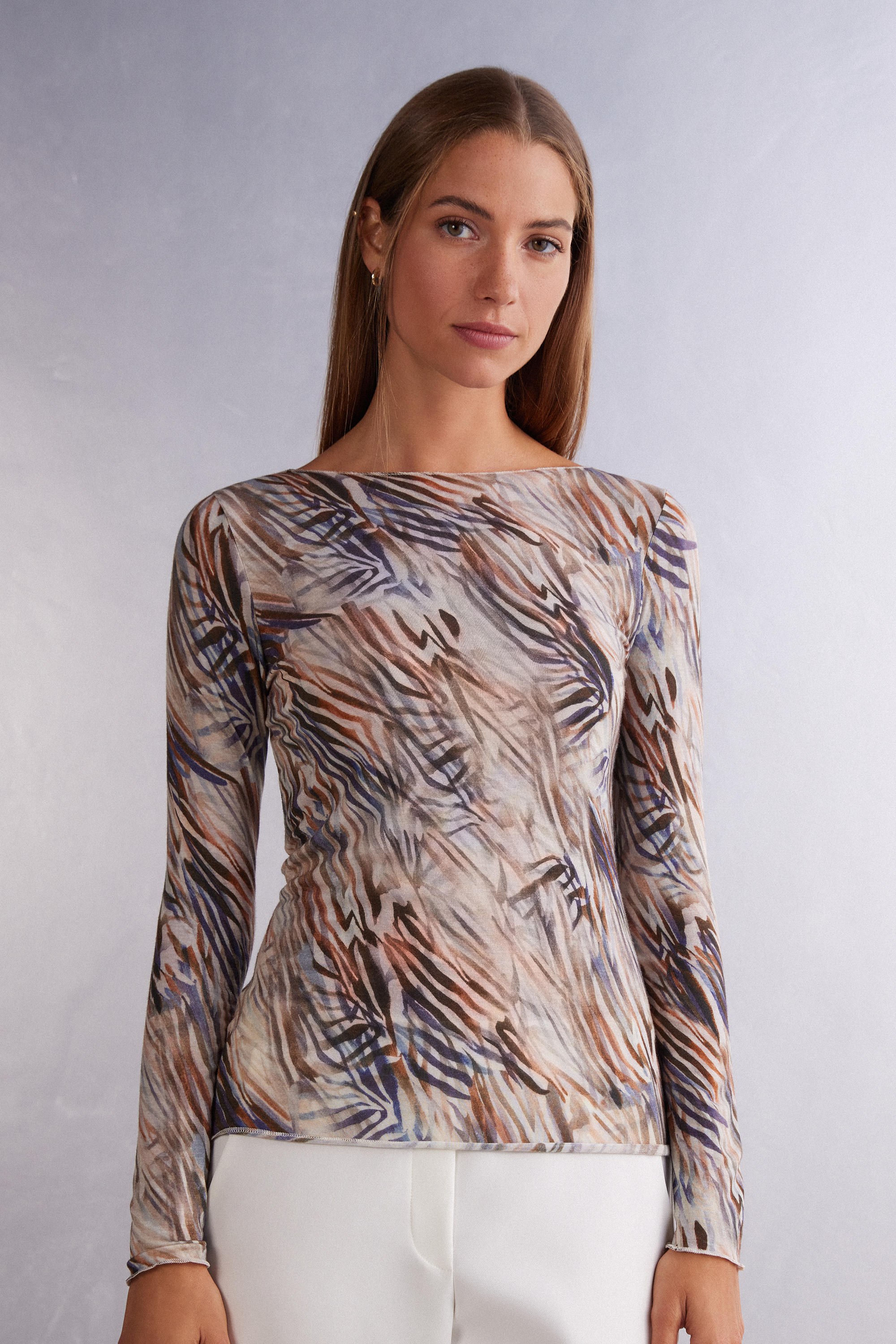 Camiseta ultraleve de manga comprida com estampa e decote canoa em cashmere.