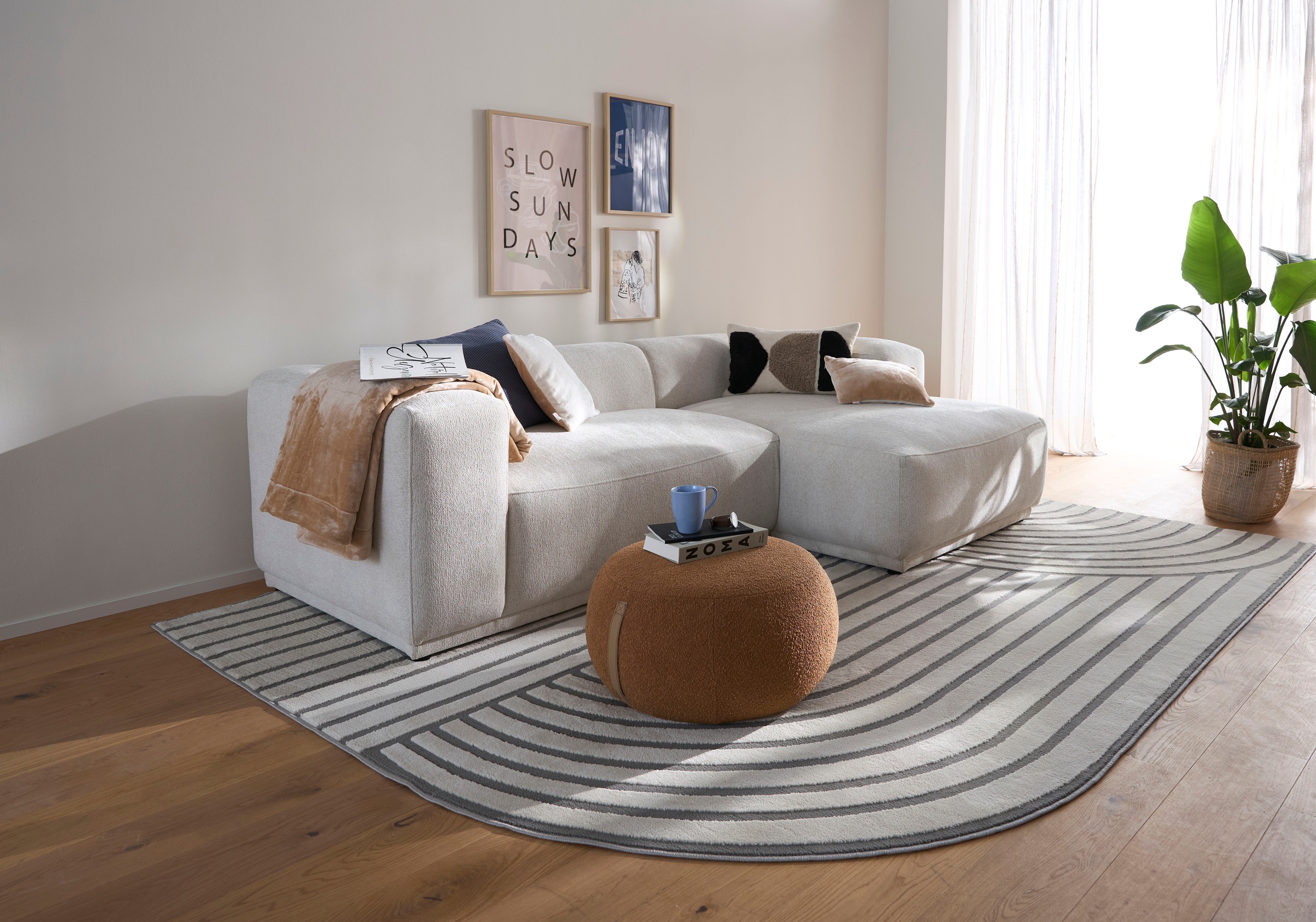 s.Oliver Hocker »Finnian, moderner Designhocker mit Lederriemen, softes Design« hochwertig, zum Wohlfühlen in Luxus-Microfaser/Struktur oder in Bouclé