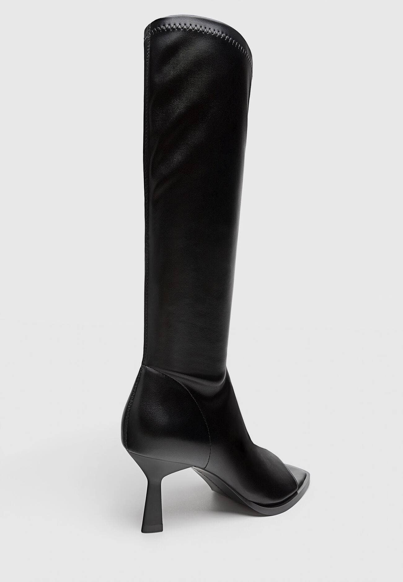 Botas tamanho XL com detalhe na biqueira