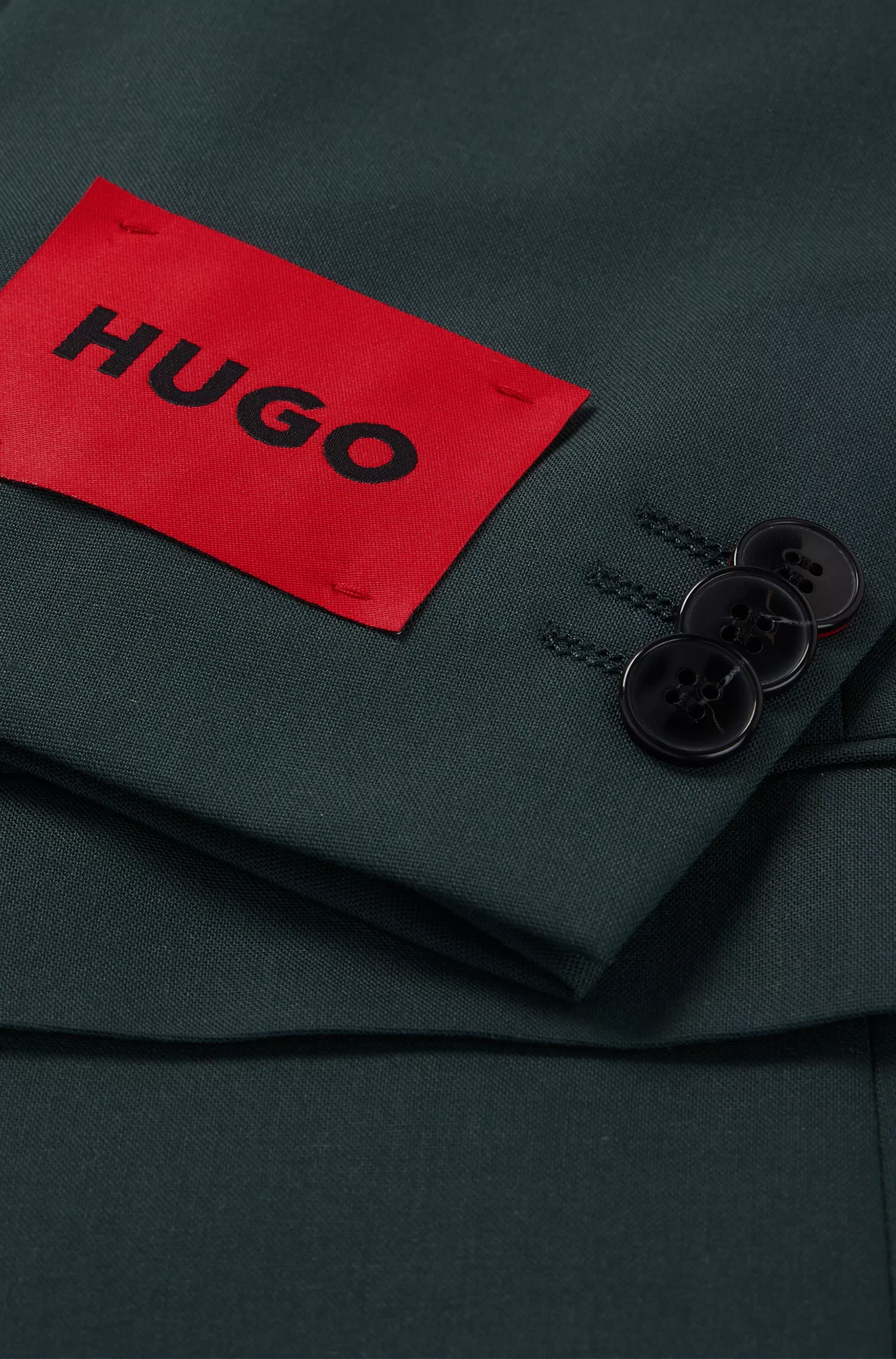Terno HUGO vermelho, corte extra slim, em tecido elástico de alta performance.