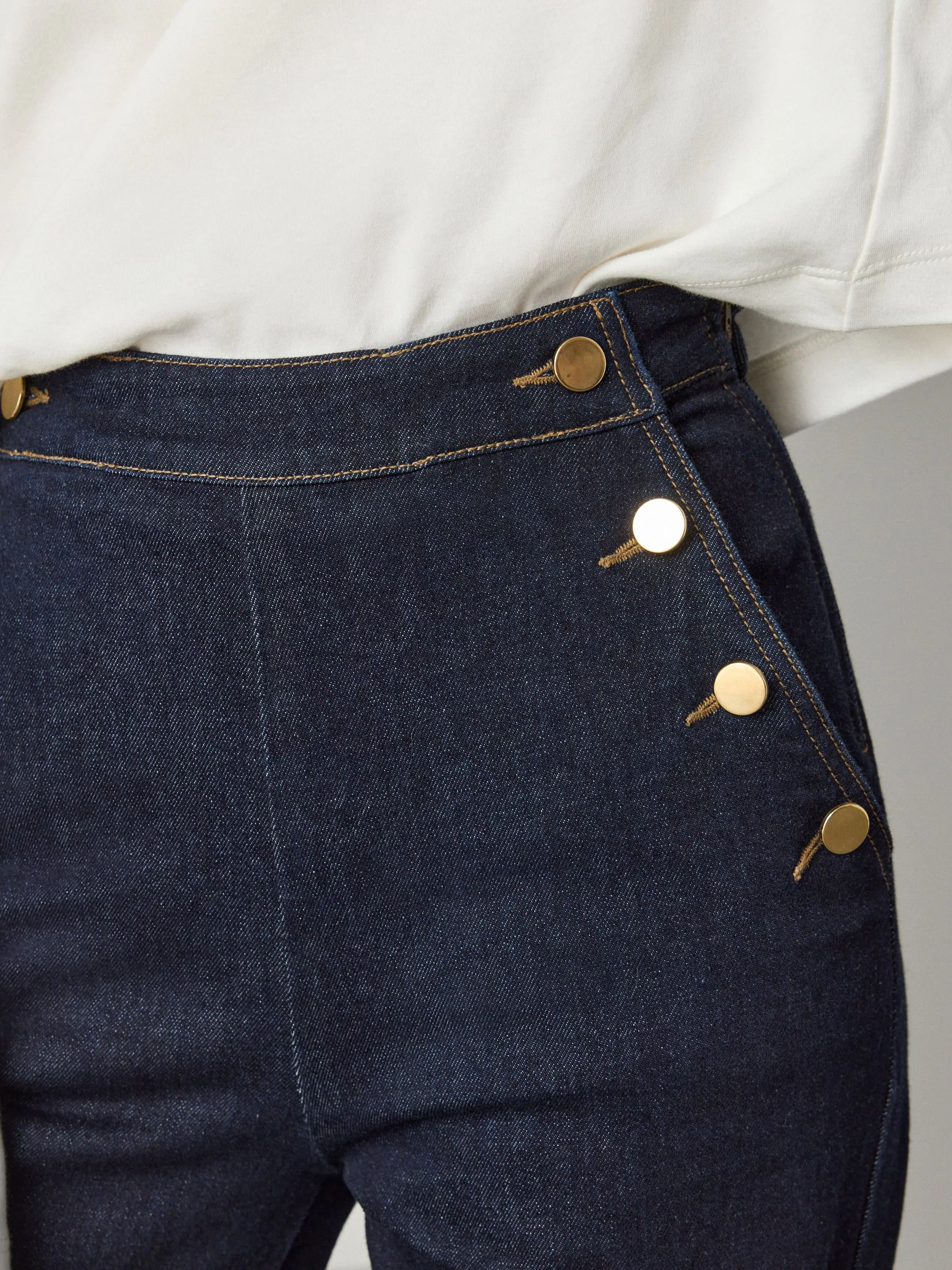 Denim-wassing - Jeans met wijde pijpen en gouden knopen aan de voorkant