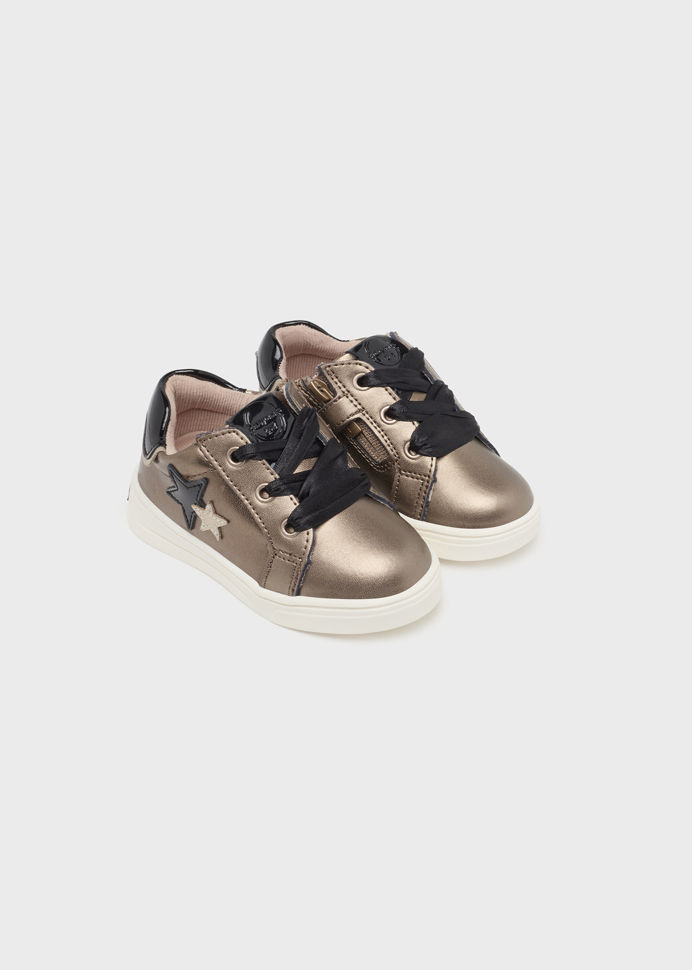 Sapatos esportivos de couro sustentável para bebês com cadarço