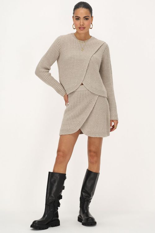 Beige gebreide trui met overslag
