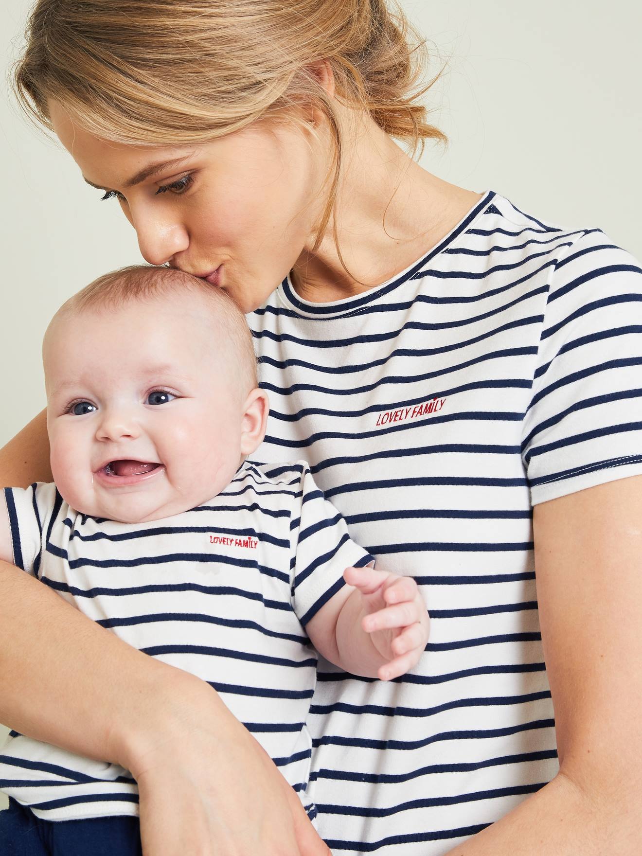 Conjunto para presente: camiseta da mãe + camiseta do bebê, tamanho médio, branca com listras.