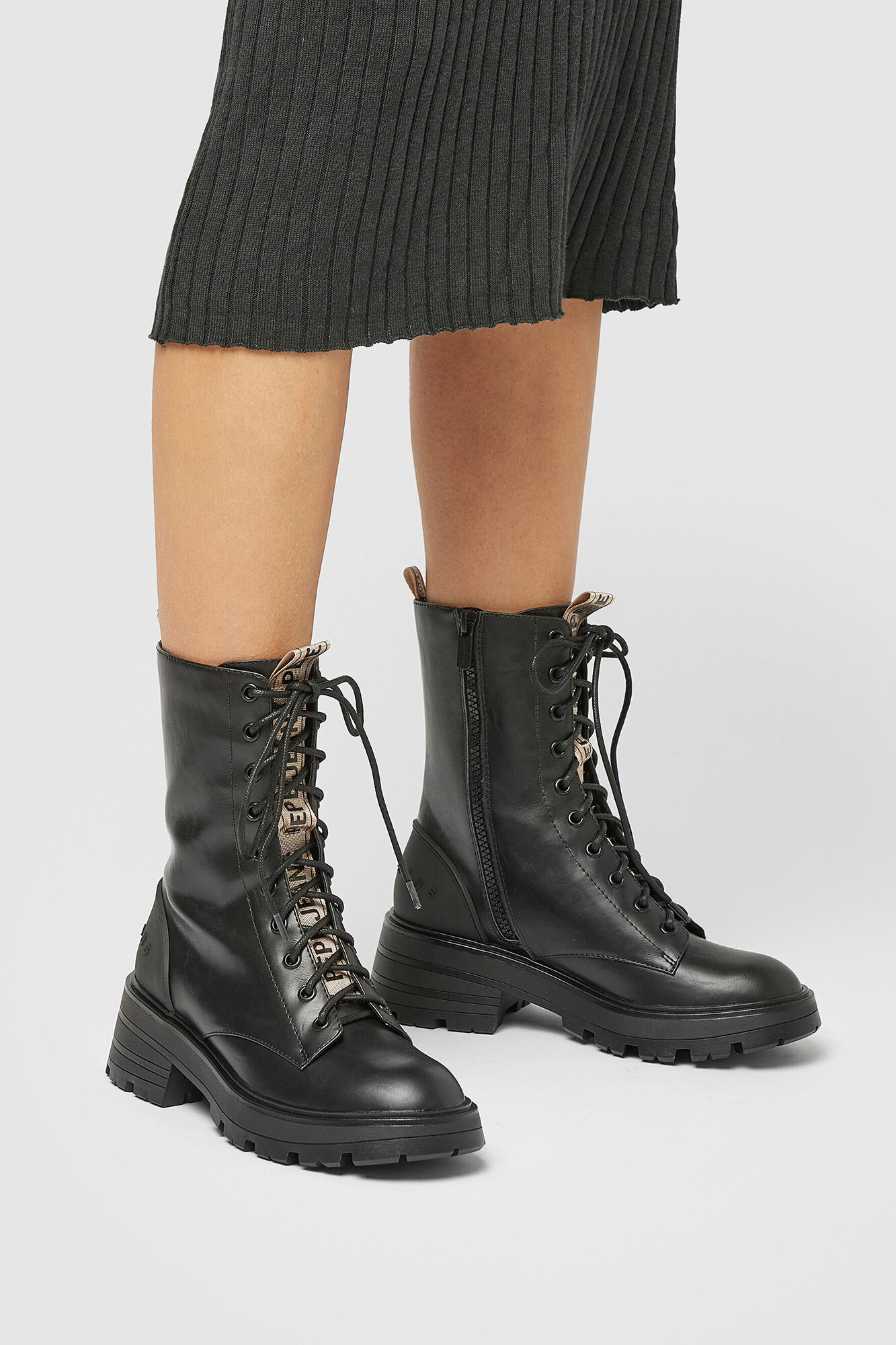 Botas de cano curto com cadarço