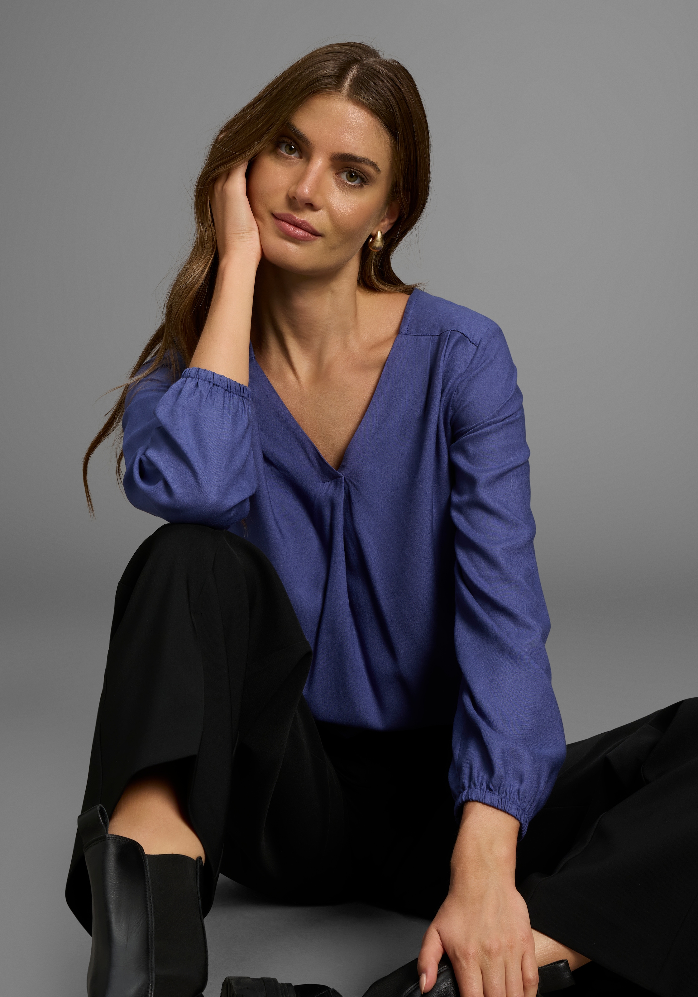 DELMAO Schlupfbluse , in femininer Form