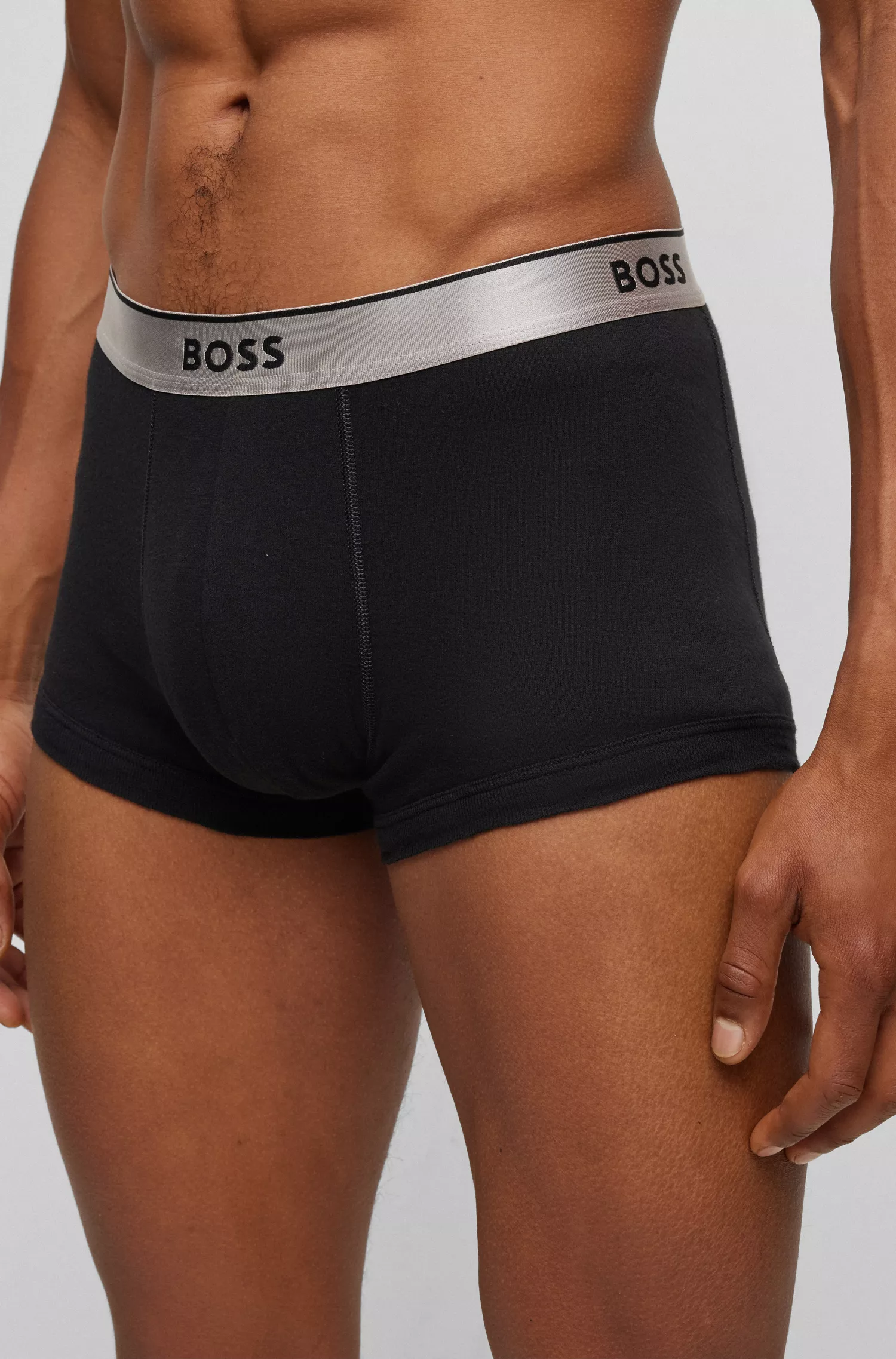Cuecas boxer BOSS pretas, pacote com duas unidades, feitas de algodão e com cós metálico com a marca.