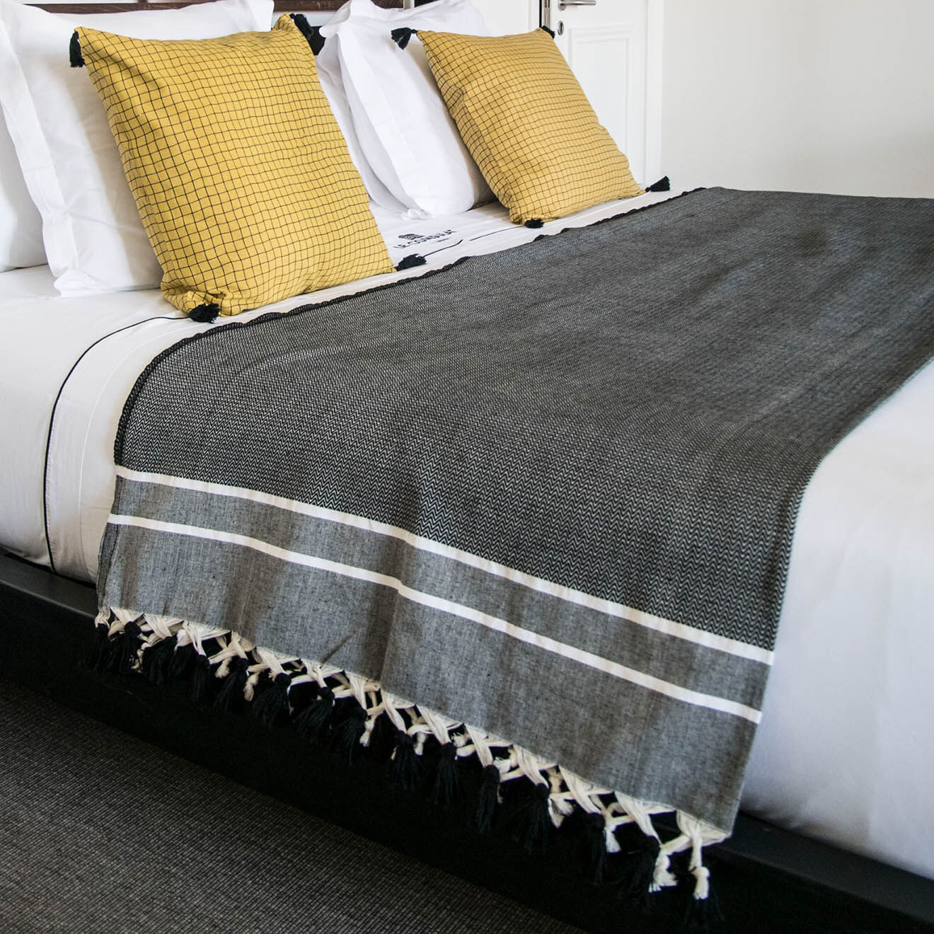 Febronie Plaid Stockholm Chevron Pompon Losange noir