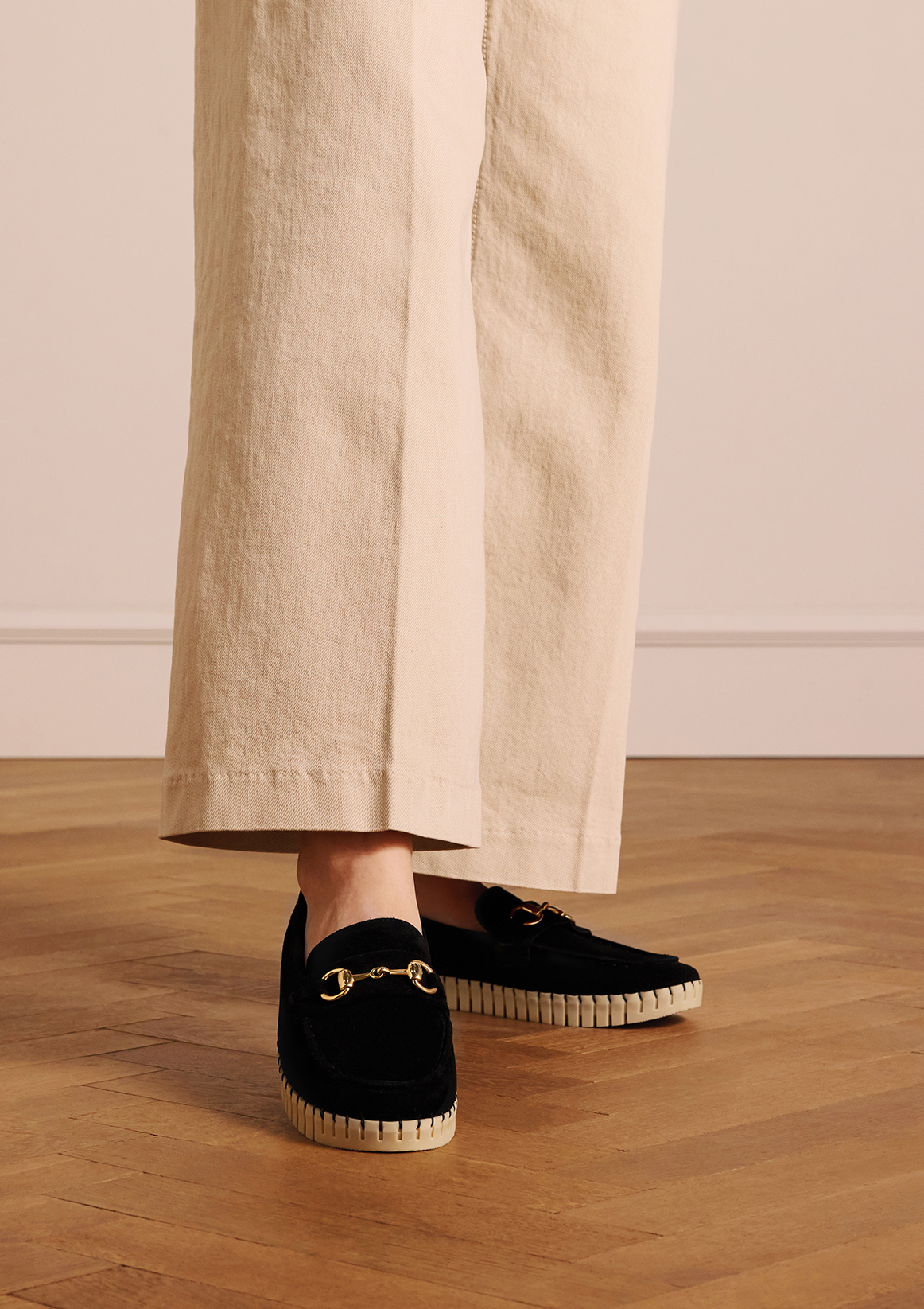 Zwarte suède loafer met goudkleurig detail