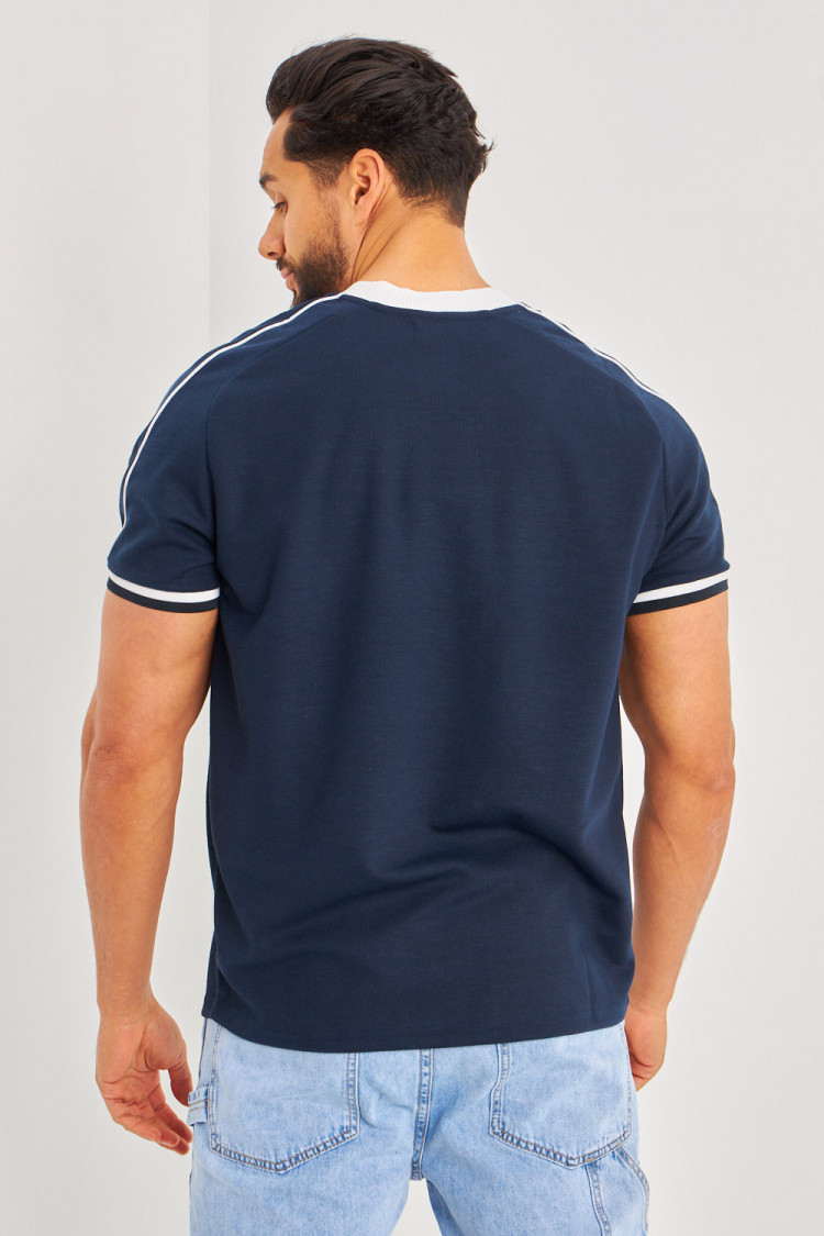T-shirt bleu foncé à col blanc