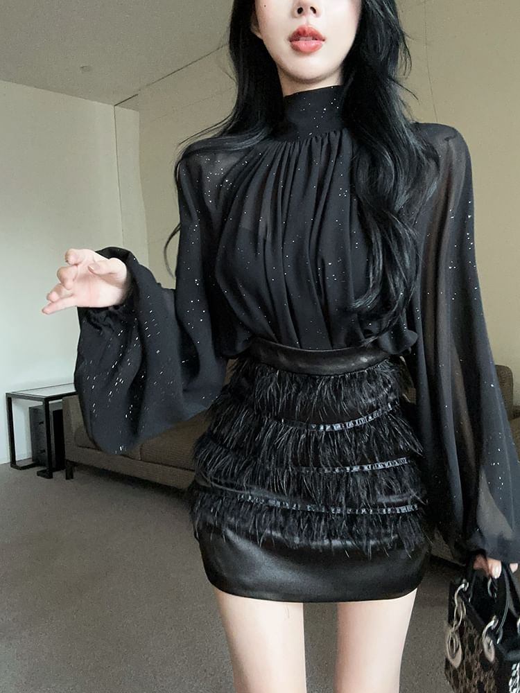 Magma - Blouse met lange mouwen en mockneck, effen glitter / Mini-kokerrok met hoge taille en franjes