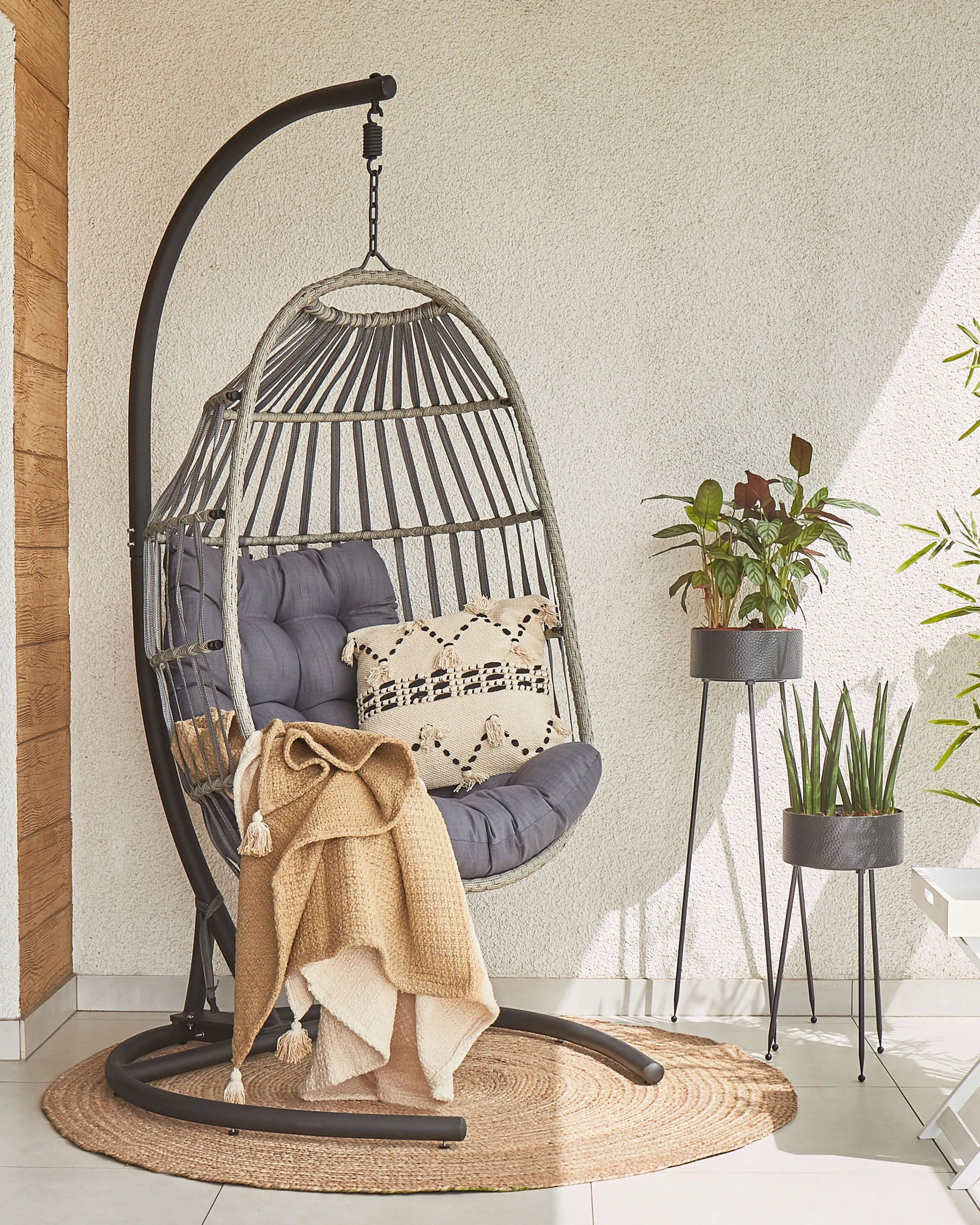 Hangstoel met standaard SESIA PE rotan Donkergrijs