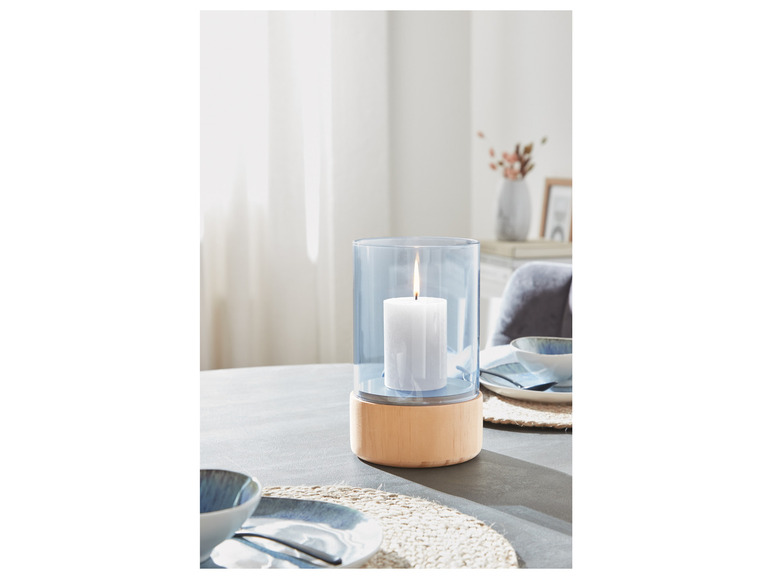 Glazen windlicht met houten voet