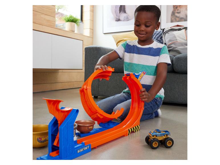 Monster Trucks Loop and Flip Trophy Challenge