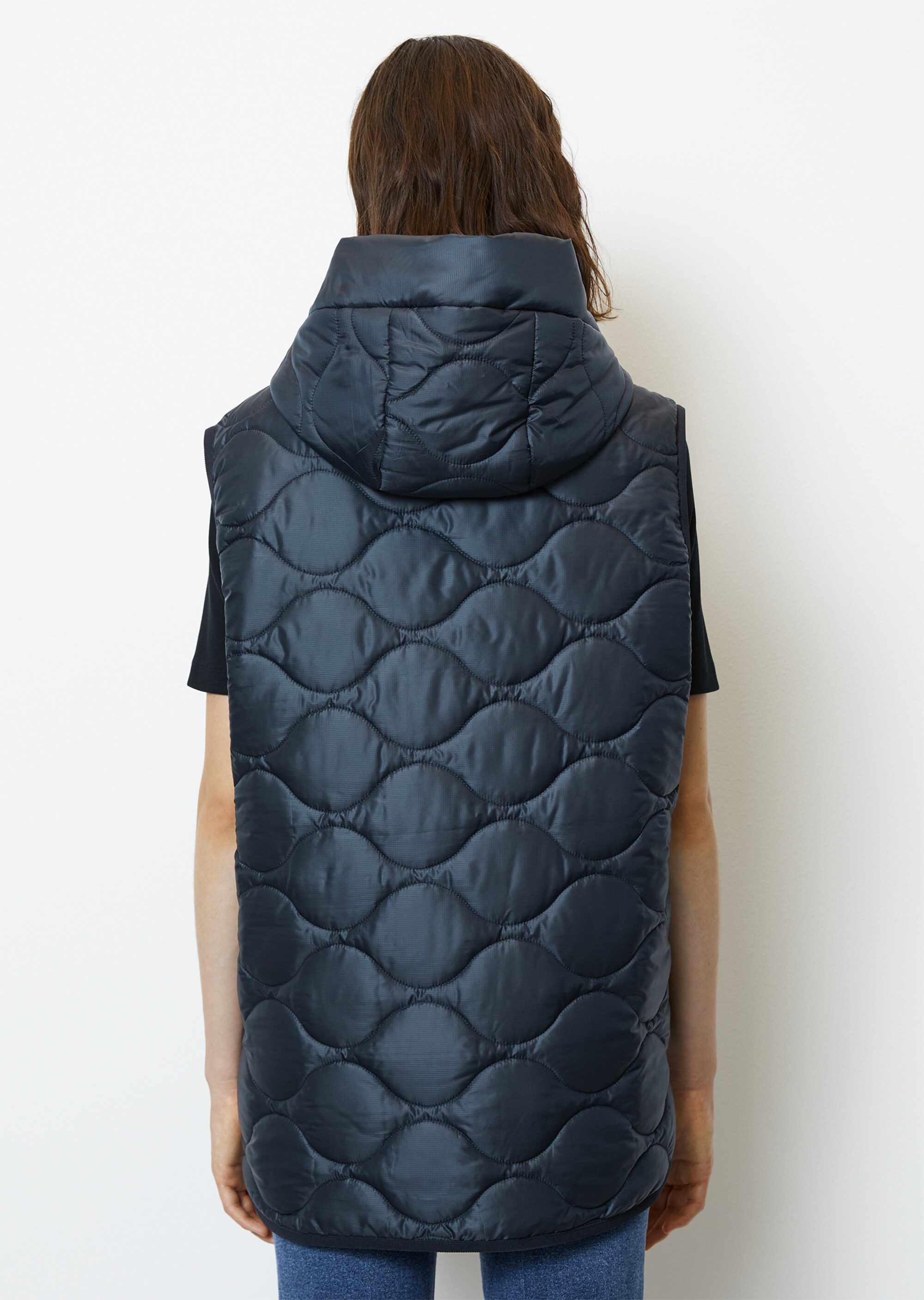 Steppweste im Cape-Stil relaxedaus recyceltem Polyester