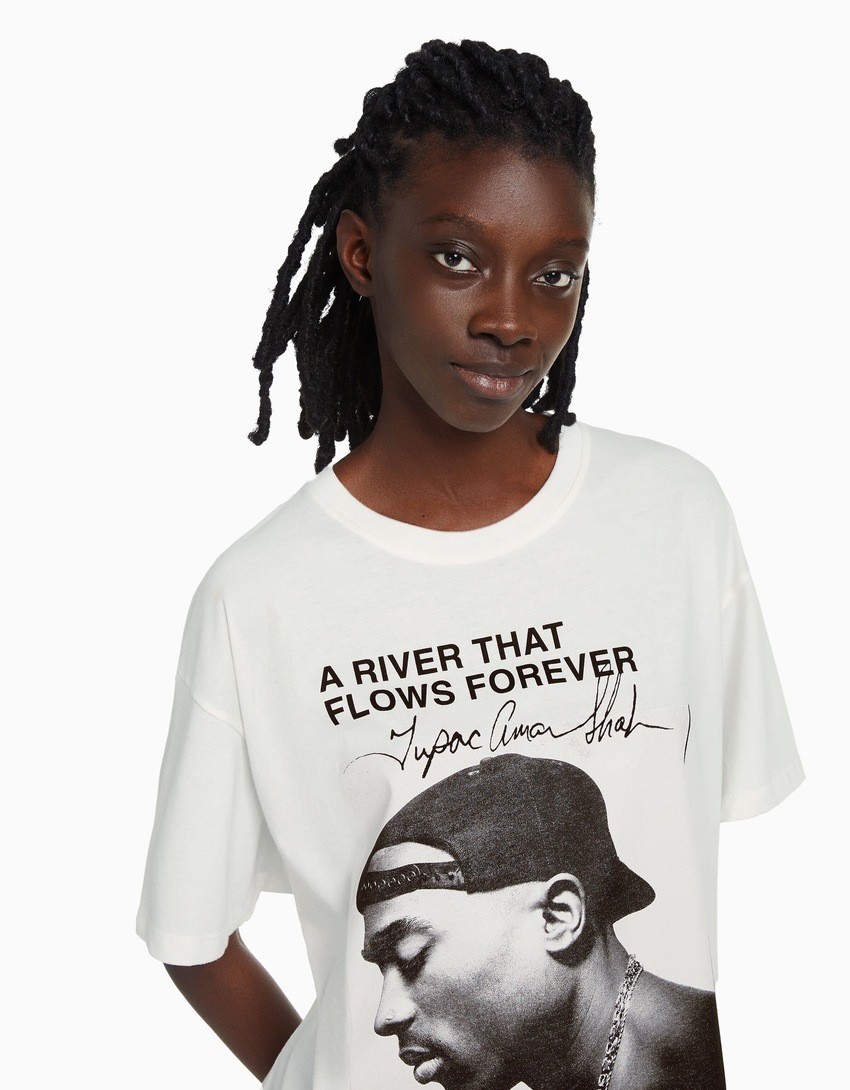 Camiseta de manga curta com estampa do Tupac