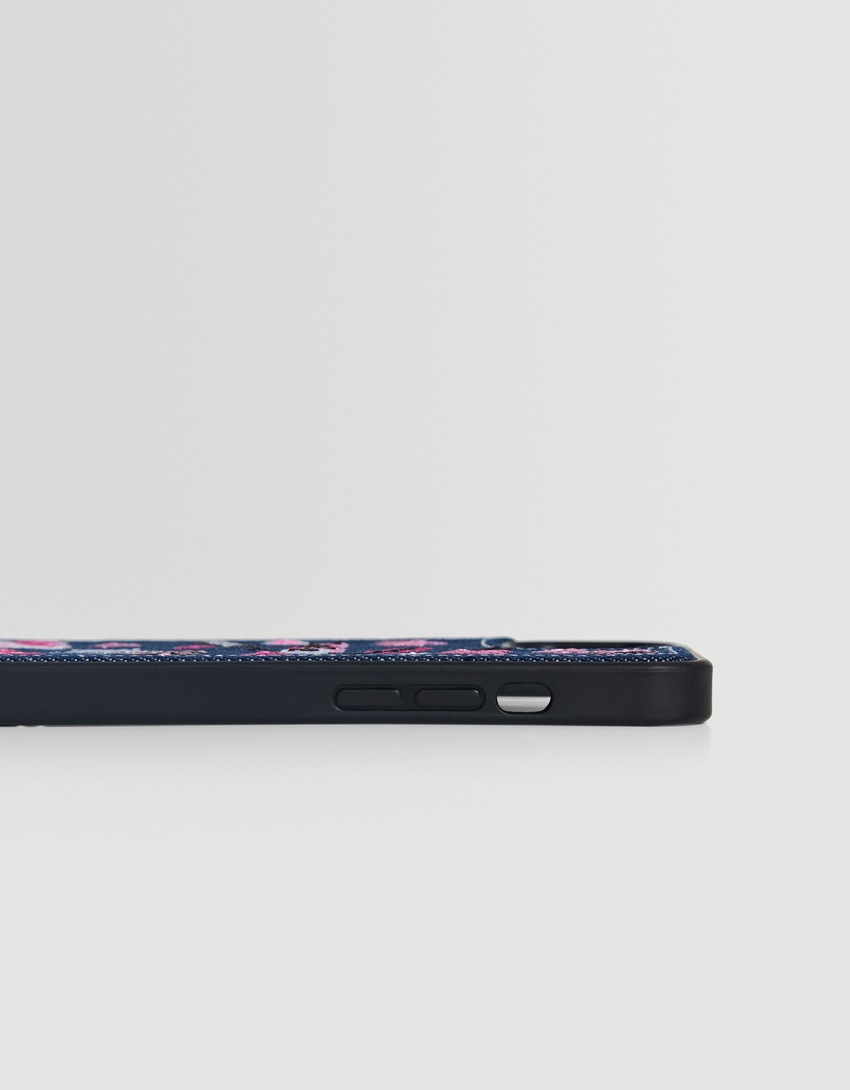 Capa para iPhone com bordado