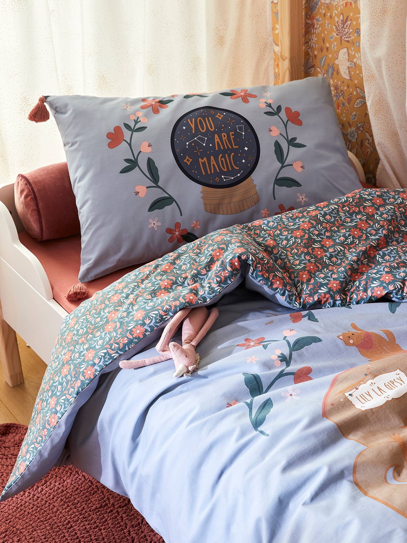 Conjunto infantil GIPSY ROULOTTE com capa de edredom e fronha, azul médio liso com estampas.