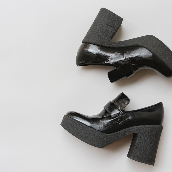 Mocassins à plateformes et bouts carrés  en cuir brillant noir