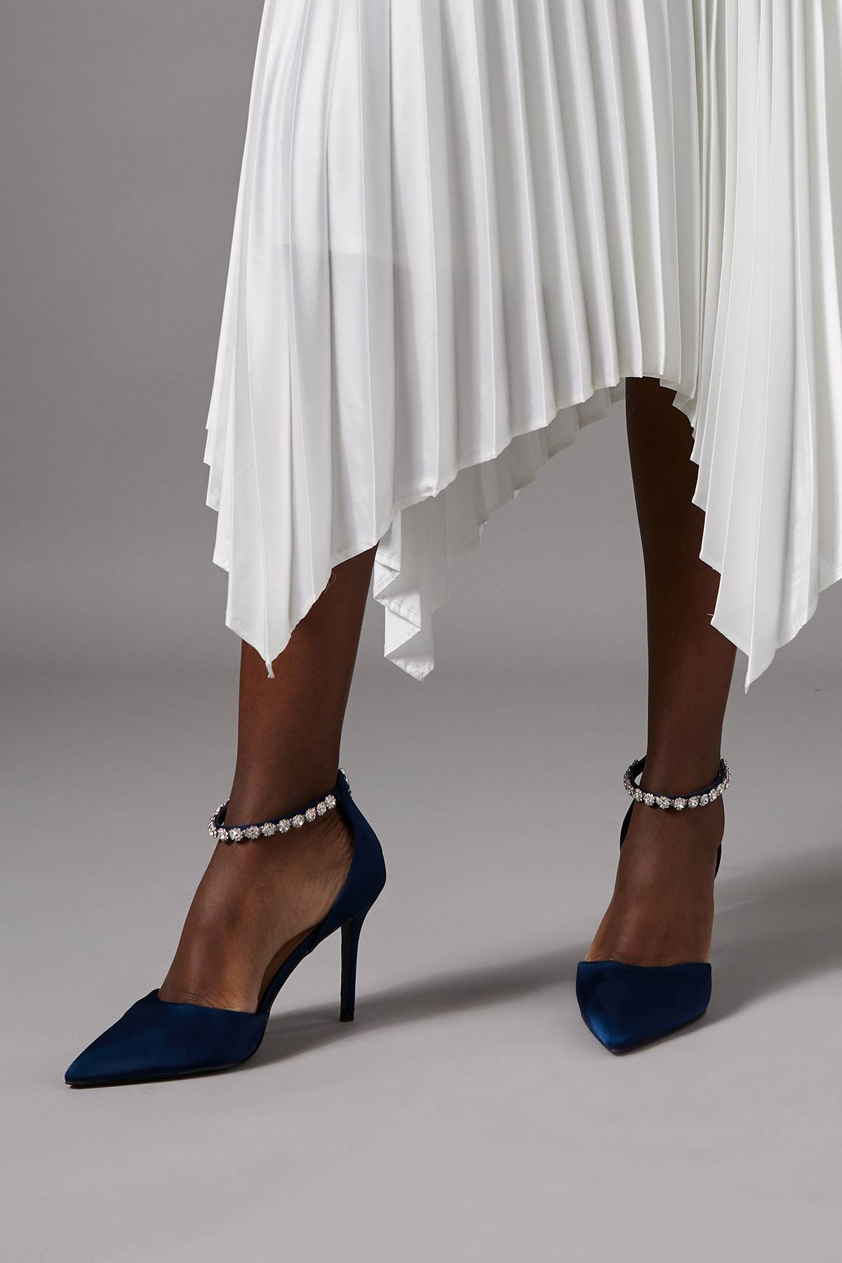 Coast Escarpins à Talon Aiguille Haut Tatiana en Satin avec Chaînette Ornée de Bijoux - Coupe Large