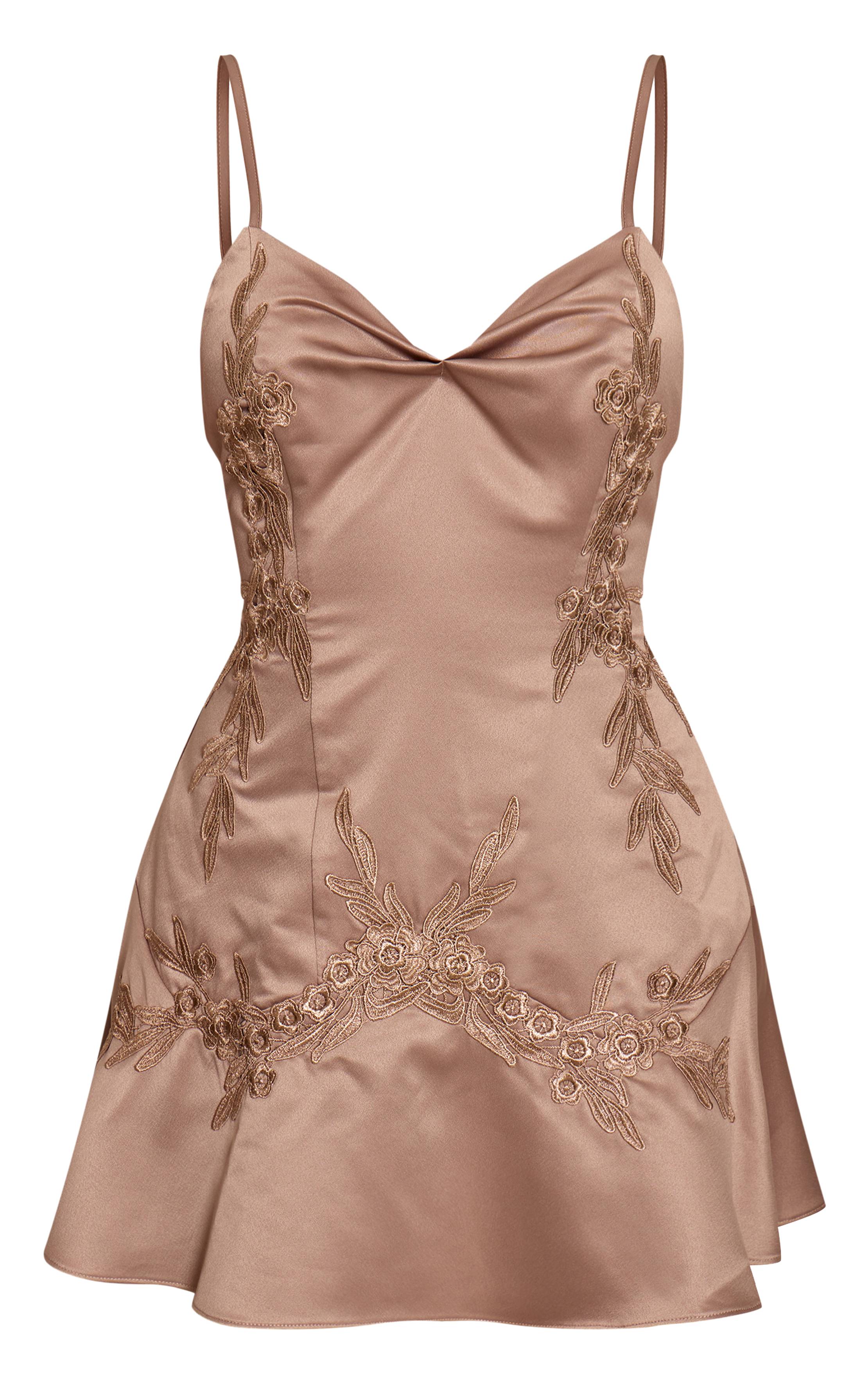 Light Brown Robe Droite Courte En Satin Brodé