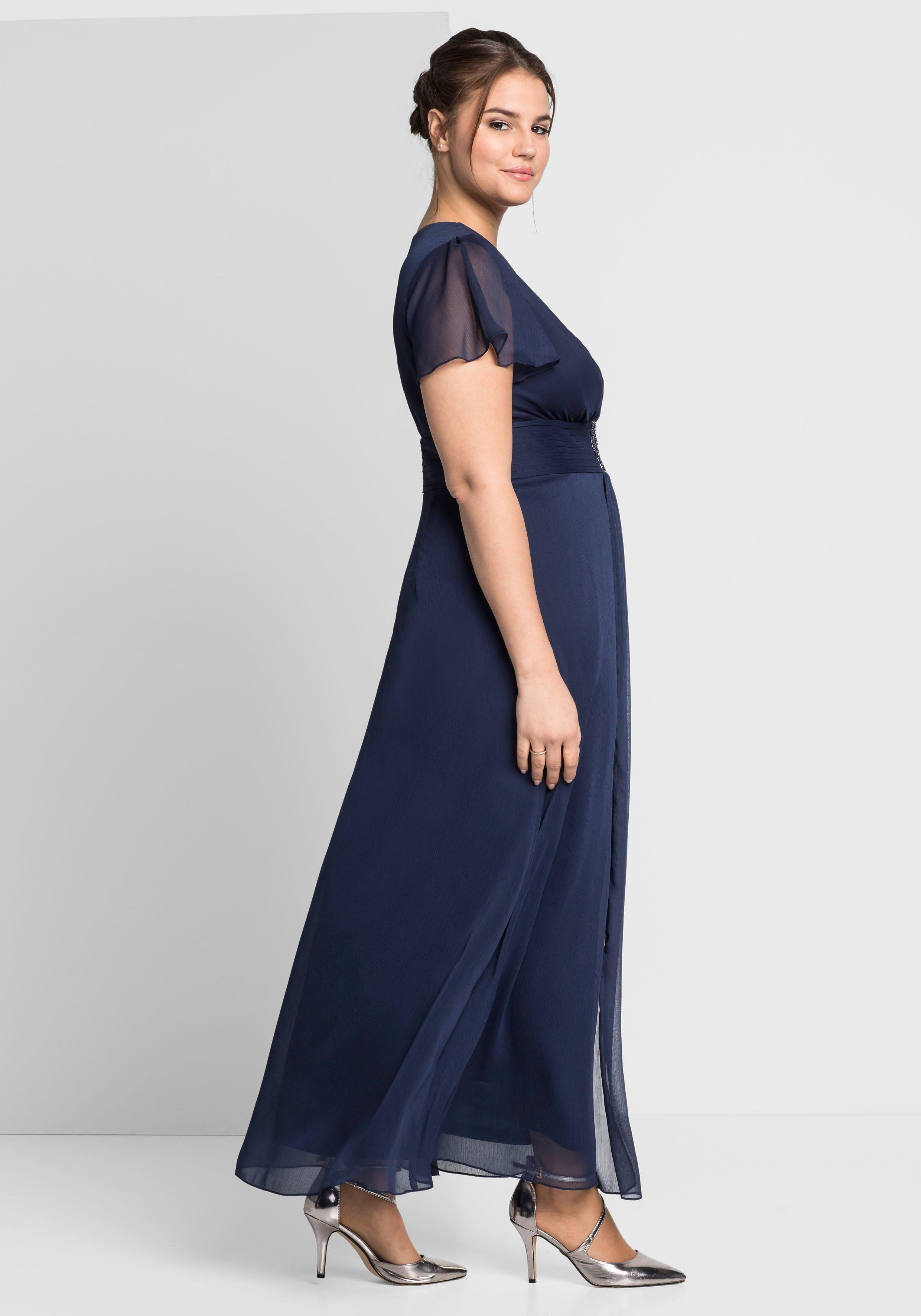 Abendkleid mit Schmuckbrosche, in A-Linie