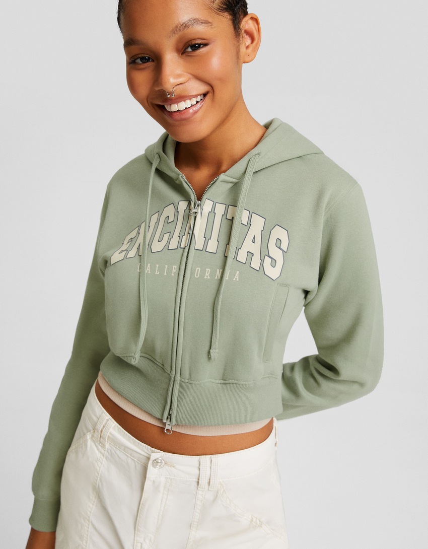 Blusa de moletom cropped com zíper e estampa.