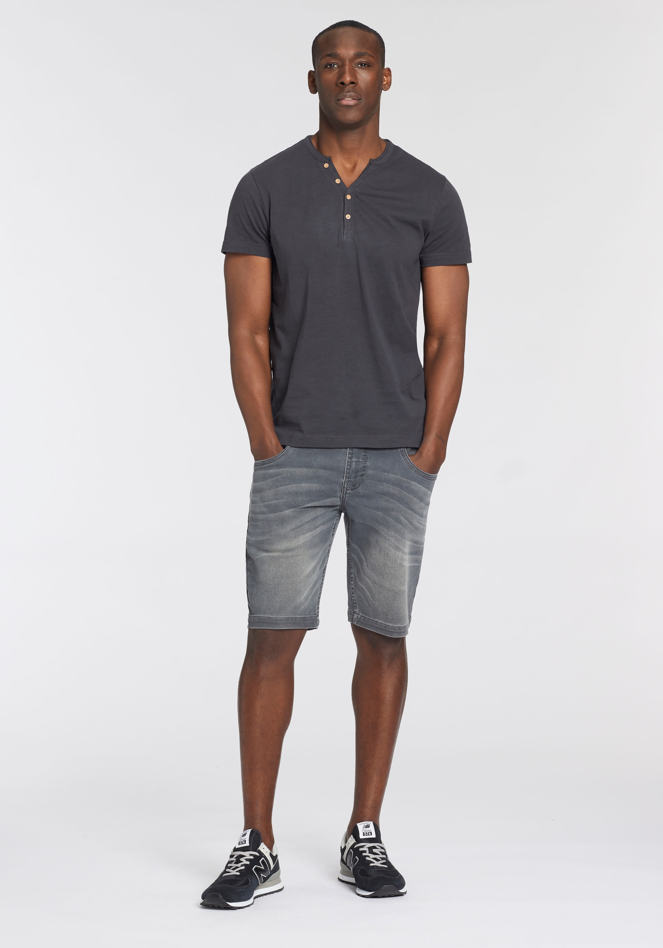 Bruno Banani T-Shirt Mit geknöpften V-Ausschnitt